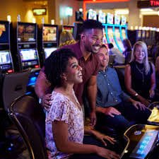 bmk88 slot ဘင်ဂိုဂိမ်း မိုဘိုင်းဖုန်းဖြင့် ကစားနေသောပုံ